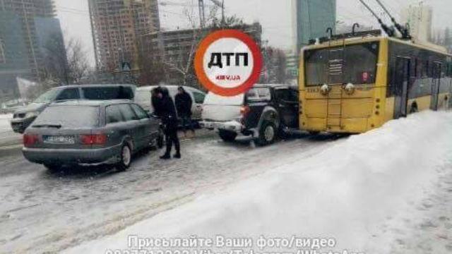 Потужна аварія у Києві: на Повітрофлотському шляхопроводі постраждали 6 машин Потужна аварія у Києві: на Повітрофлотському шляхопроводі постраждали 6 машин