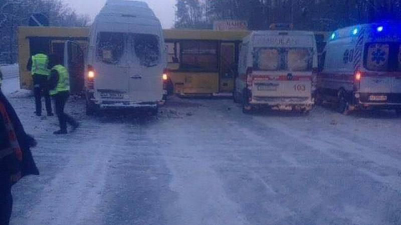 Мікроавтобус з дітьми зіткнувся з рейсовим автобусом у Києві: багато потерпілих 