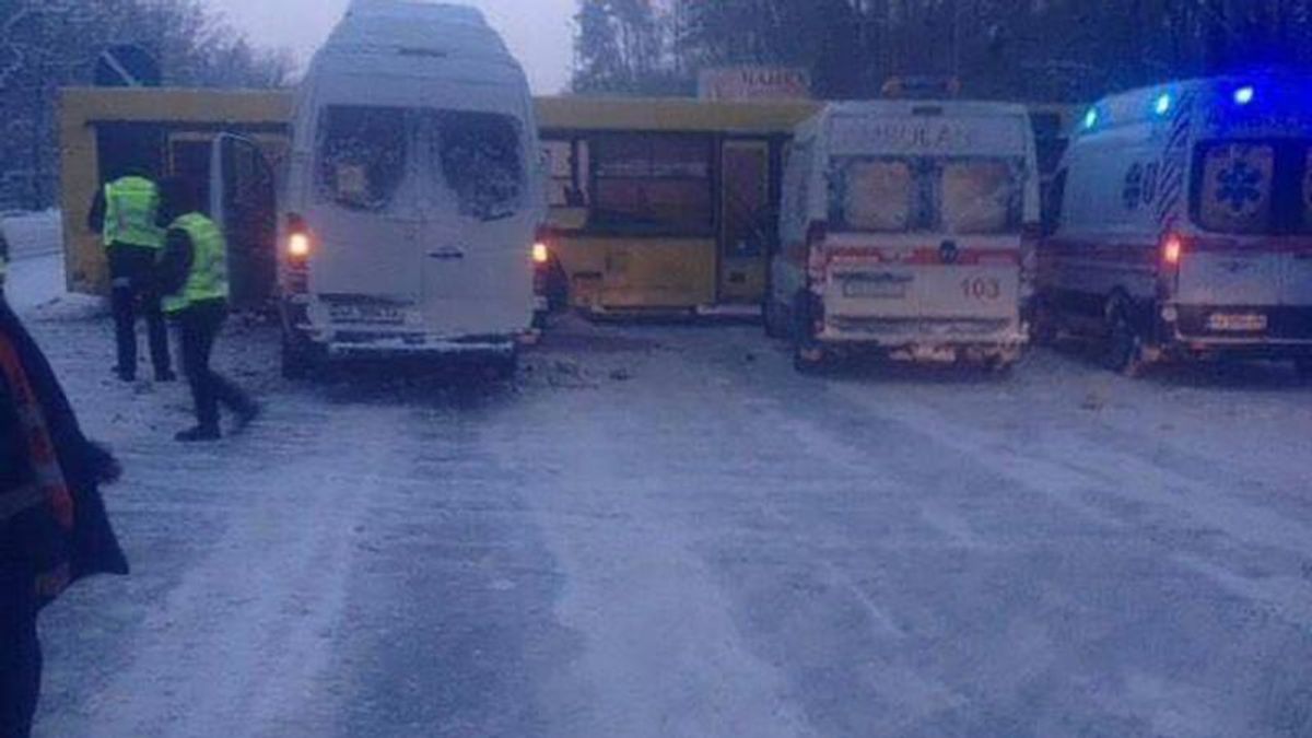 Микроавтобус с детьми столкнулся с рейсовым автобусом в Киеве: много пострадавших Микроавтобус с детьми столкнулся с рейсовым автобусом в Киеве: много пострадавших