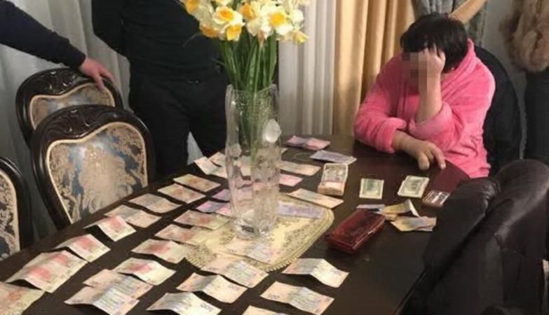 Наладила "ускоренную" выдачу паспортов за 800 гривен: чиновницу ГМС поймали на взятке