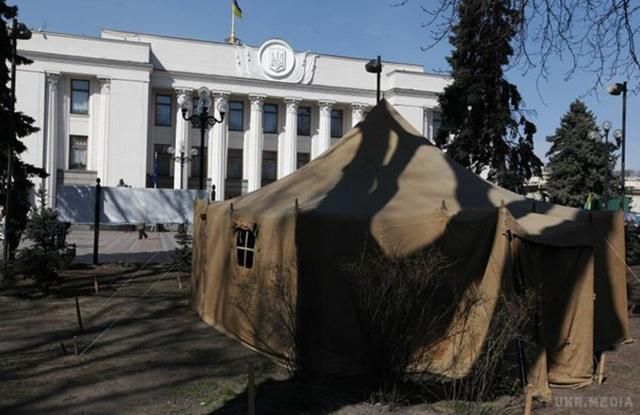 Протестующие под Верховной Радой частично сворачивают палаточный городок