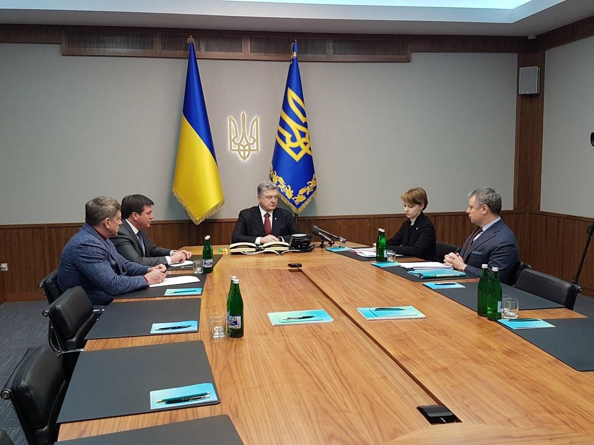 Порошенко скликав екстрену нараду через "Газпром" Порошенко скликав екстрену нараду через "Газпром"
