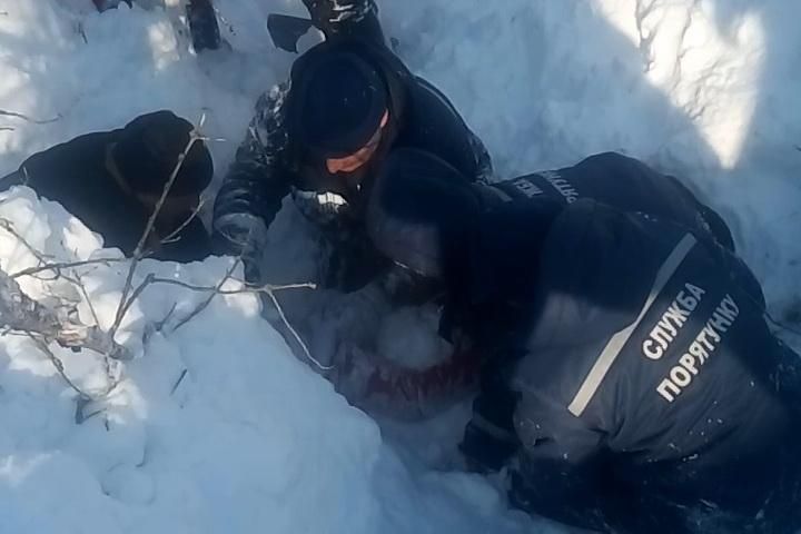 На Харківщині дівчинка потрапила під двометровий шар снігу