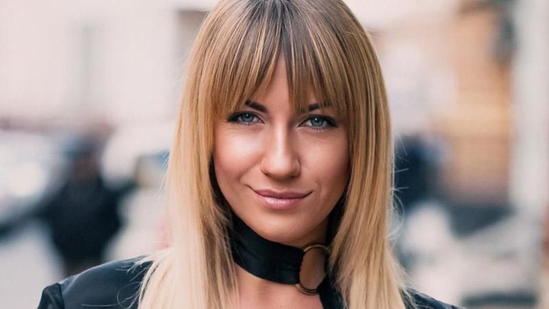 Леся Нікітюк показала стрункі ноги у дизайнерській сукні: фото