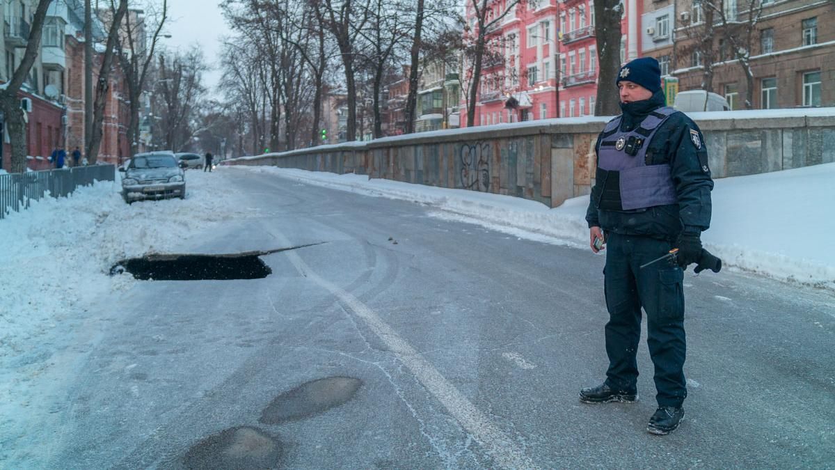 У центрі Дніпра провалилася дорога на 6 метрів: фото та відео