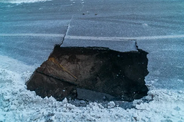 6-метрова яма у Дніпрі 6-метрова яма у Дніпрі