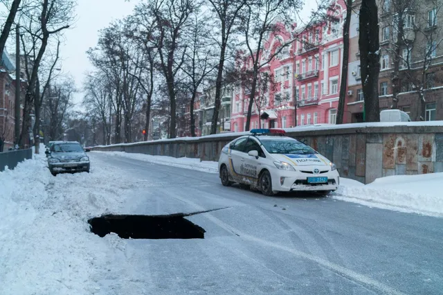 6-метрова яма у Дніпрі 6-метрова яма у Дніпрі