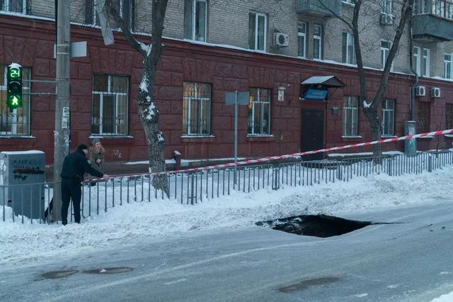 6-метрова яма у Дніпрі 6-метрова яма у Дніпрі