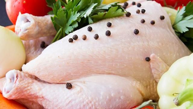 Виробники курятини реалізують м'ясо українцям дорожче, ніж у Європу, незважаючи на держдотації
