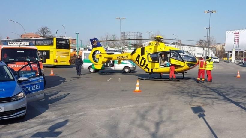 Автобус наїхав на рятувальний вертоліт у Берліні: фото Автобус наїхав на рятувальний вертоліт у Берліні: фото