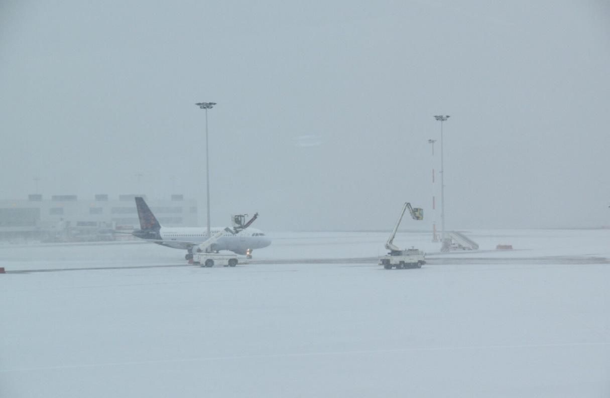 У Брюсселі через негоду скасували 130 рейсів У Брюсселі через негоду скасували 130 рейсів