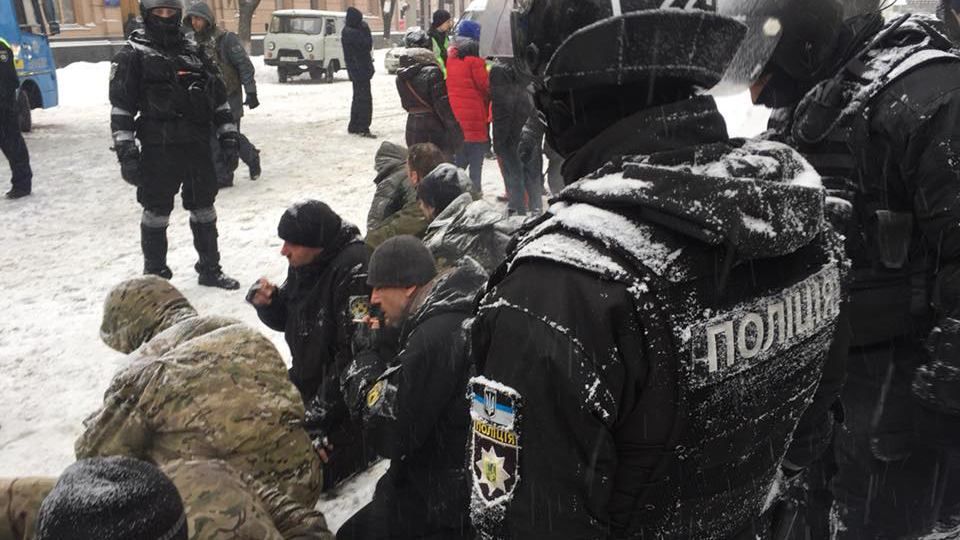 Сутички під Верховною Радою: є затримані та поранені Сутички під Верховною Радою: є затримані та поранені