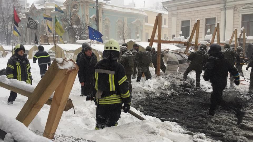 Наметовий табір на Грушевського розтрощено спецпризначенцями, – Соболєв Наметовий табір на Грушевського розтрощено спецпризначенцями, – Соболєв