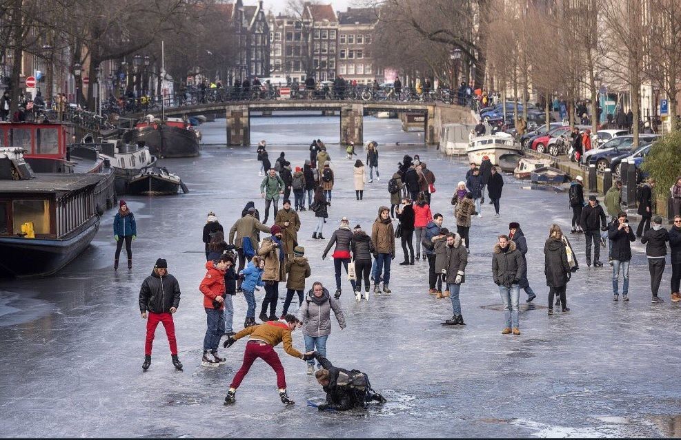 Из-за морозов каналы Амстердама превратились в огромный каток: фото