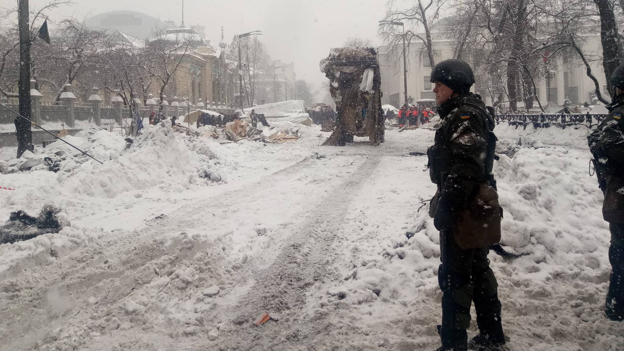 Сутички під Радою: комунальні служби розбирають наметове містечко Сутички під Радою: комунальні служби розбирають наметове містечко