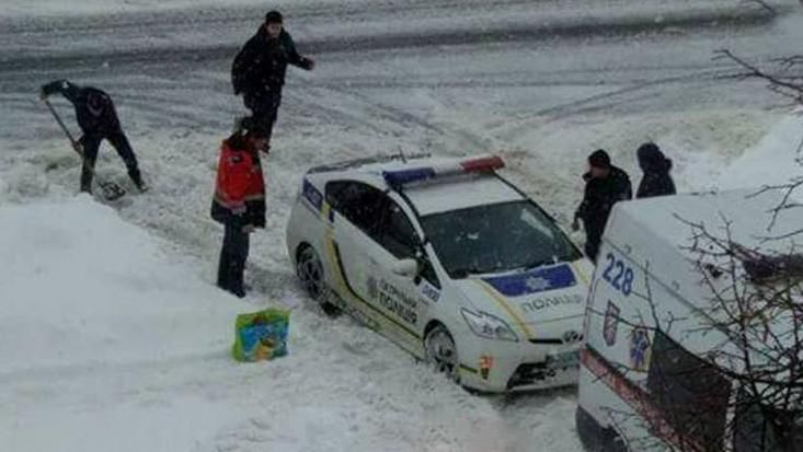 Двое мужчин трагически погибли возле остановки в Киеве Двое мужчин трагически погибли возле остановки в Киеве