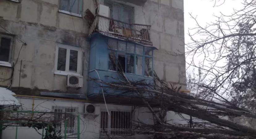 Дерево завалилось на жилой дом в Херсоне: жуткий момент падения Дерево завалилось на жилой дом в Херсоне: жуткий момент падения