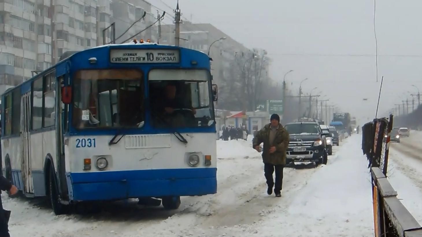 Непогода в Украине: в Черкассах люди с лопатами выпихивали троллейбус