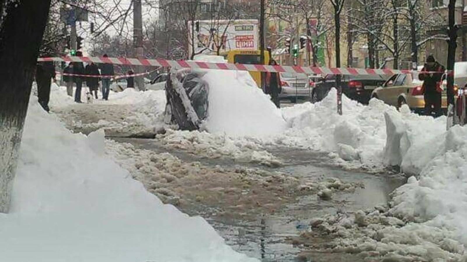 Авто наполовину провалилося під асфальт у Києві: фото