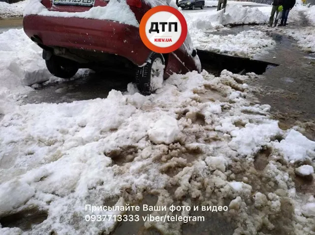 Авто наполовину провалилося під асфальт у Києві