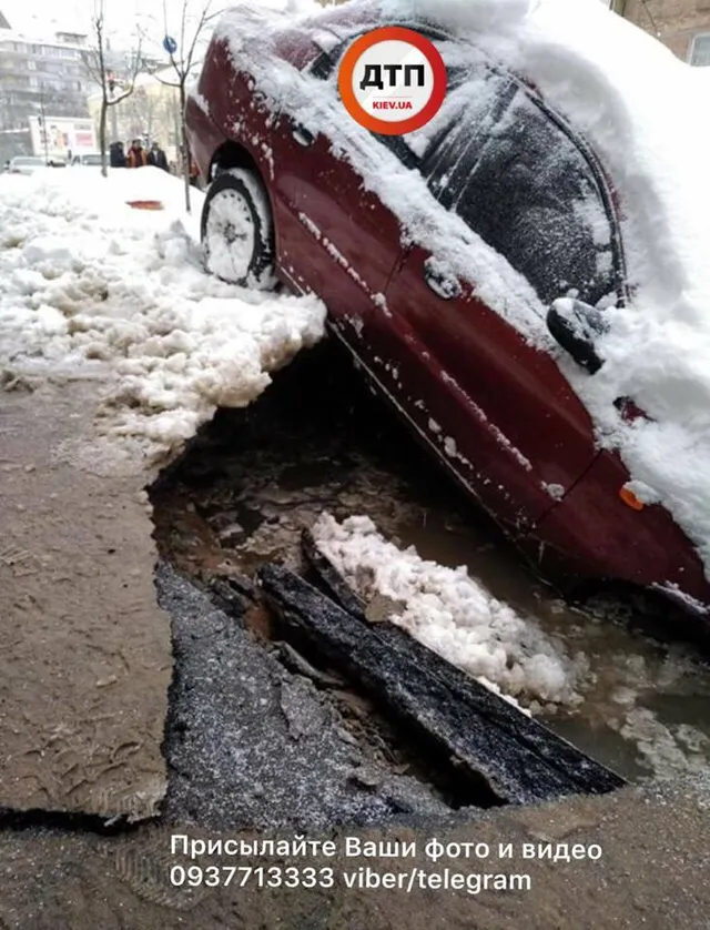 Авто наполовину провалилося під асфальт у Києві