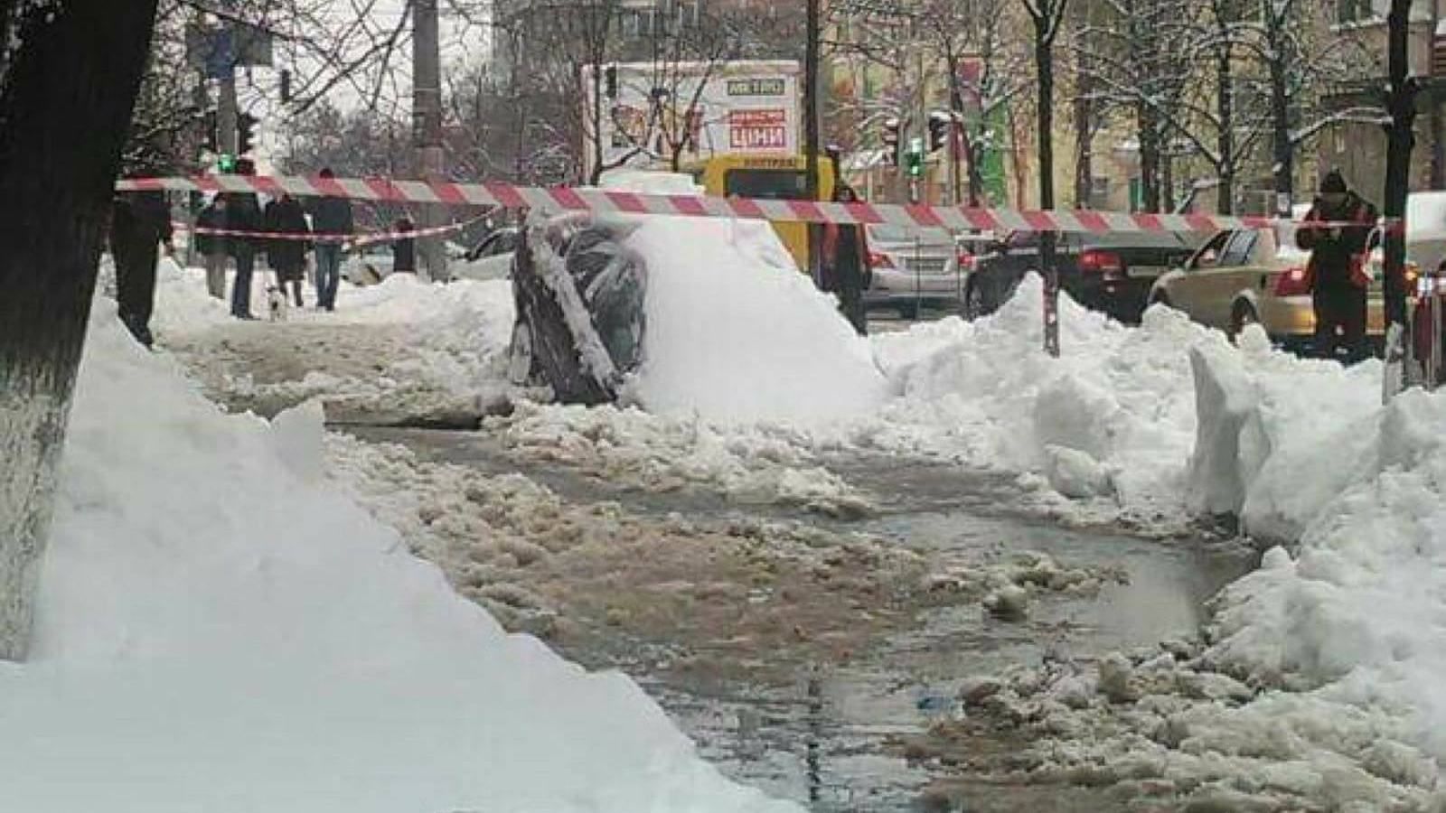 Авто наполовину провалилось под асфальт в Киеве: фото