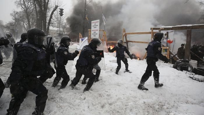 В палаточном городке под Радой обнаружили "железный трон" Саакашвили: фото В палаточном городке под Радой обнаружили "железный трон" Саакашвили: фото