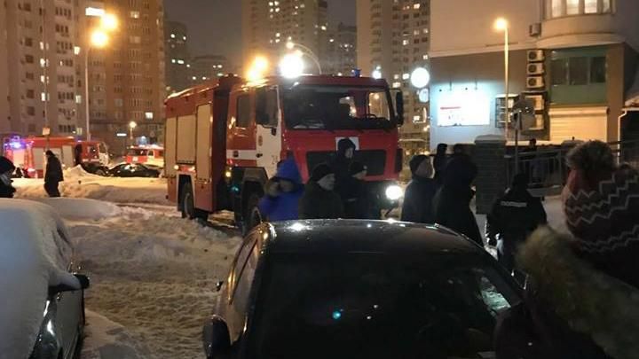 Серйозна пожежа сталася у Києві: 5 авто згоріли 