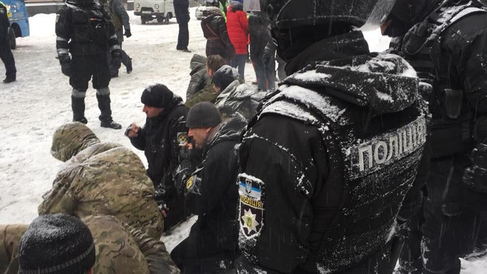 У МВС прокоментували, чому затриманих під Радою тримали на колінах в снігу