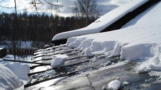 На Дніпропетровщині через сніг обвалився дах площею у понад 2 тисячі "квадратів": відео