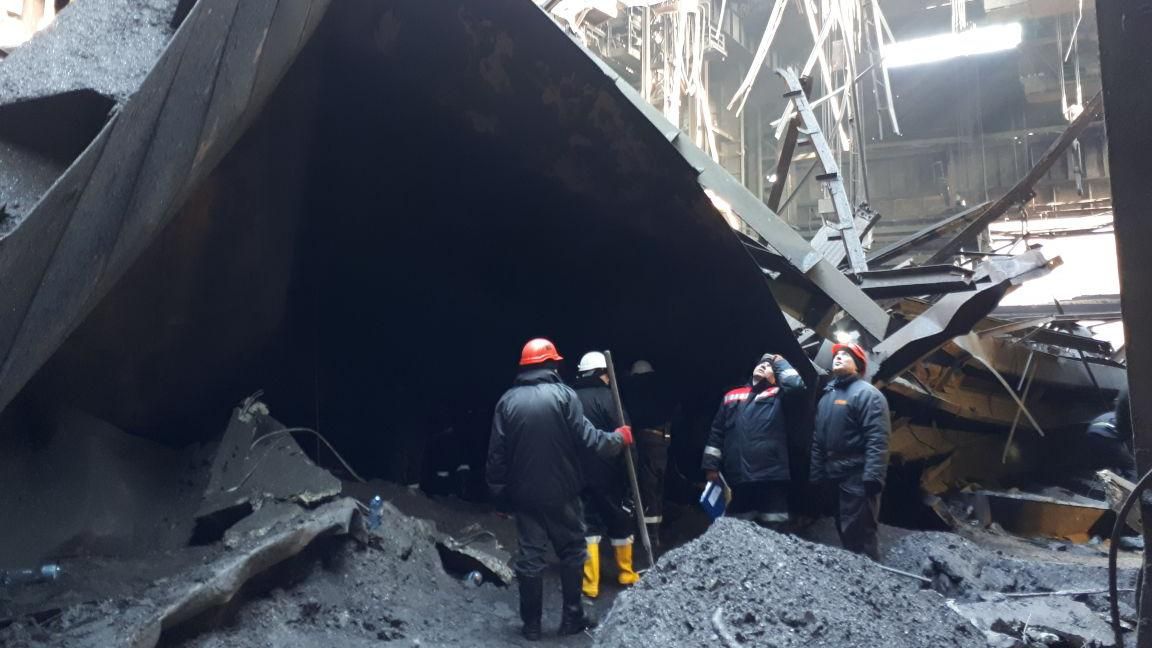 Обвал крыши на металлургическом заводе в Кривом Роге: спасатели нашли тело рабочего