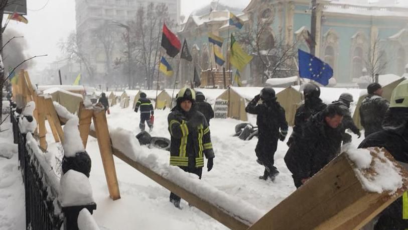 Що відбувається під Радою після розгону активістів: відео