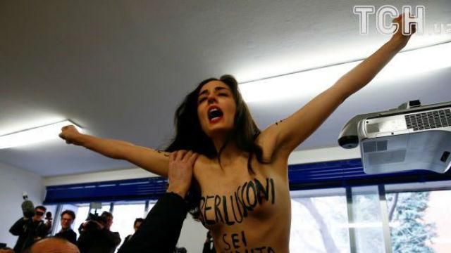 Активистка FEMEN обнажилась перед "другом Путина" Берлускони: фото 18+