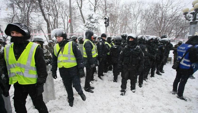 "Виходь урод, ***": журналіст показав обурливе свавілля силовиків під Радою "Виходь урод, ***": журналіст показав обурливе свавілля силовиків під Радою