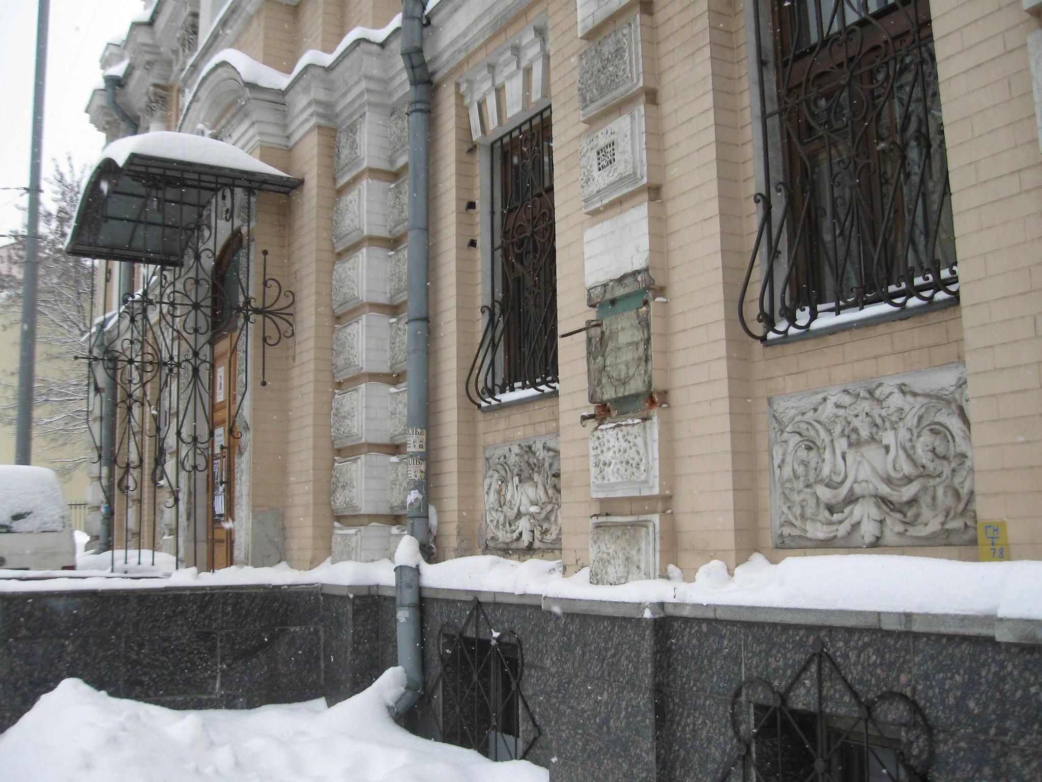 У Києві вкрали бюст Лесі Українки з фасаду музею 