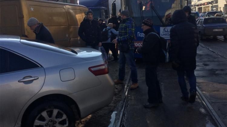 Пассажиры трамвая собственноручно справились с "героем парковки" в Одессе
