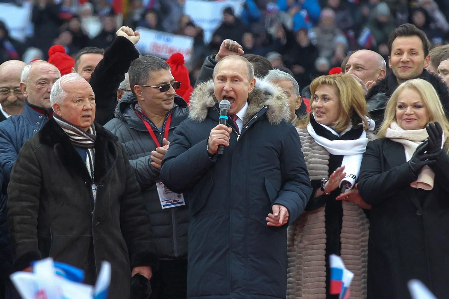 В сети показали необычную фотографию с Путиным во время митинга