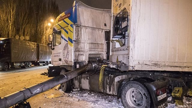 У Києві утворився величезний затор через серйозну ДТП: фото та відео