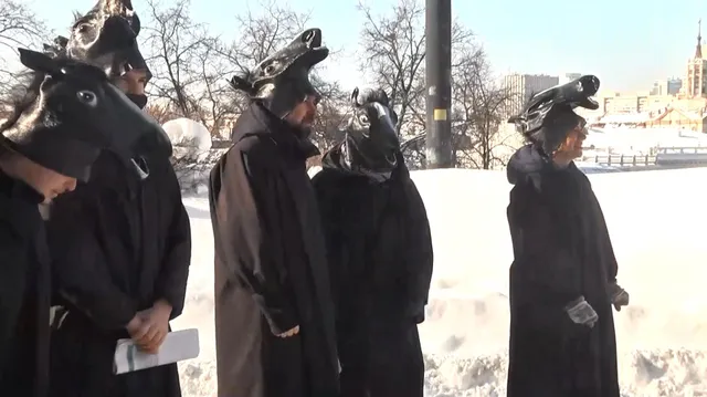 У Києві активісти вийшли на мітинг у костюмах У Києві активісти вийшли на мітинг у костюмах