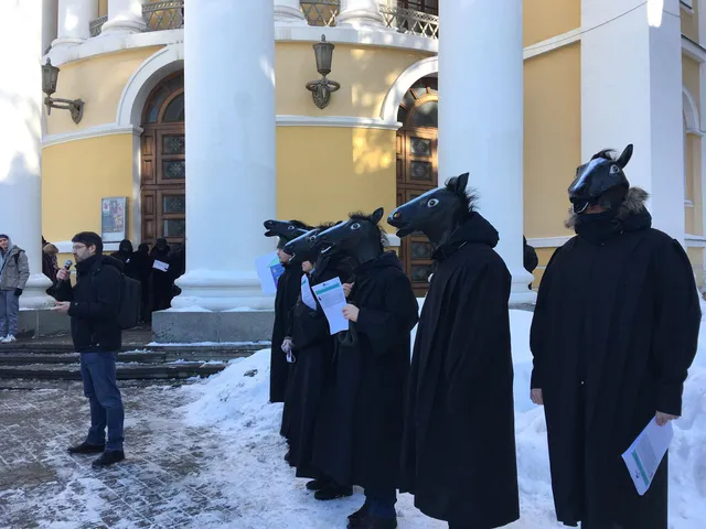 У Києві активісти вийшли на мітинг у костюмах 