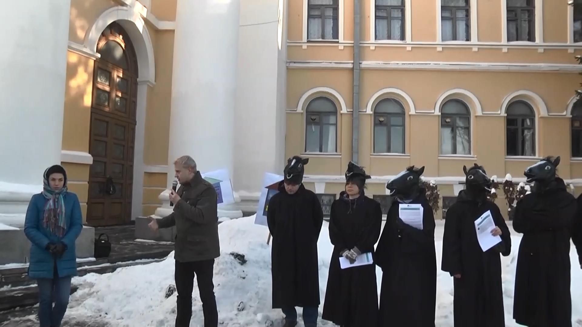 В Киеве активисты вышли на митинг в костюмах "темных лошадок": видео В Киеве активисты вышли на митинг в костюмах "темных лошадок": видео