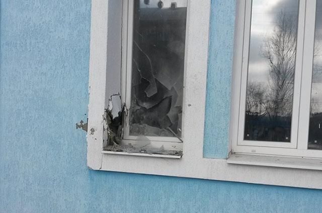 Террористы в очередной раз нарушили перемирие на Донбассе: появились фото последствий Террористы в очередной раз нарушили перемирие на Донбассе: появились фото последствий