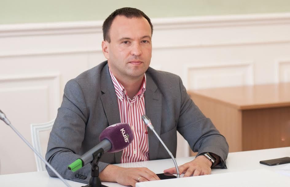 В Києві для розчищення покрівель від снігу та бурульок залучено 30 вишок В Києві для розчищення покрівель від снігу та бурульок залучено 30 вишок