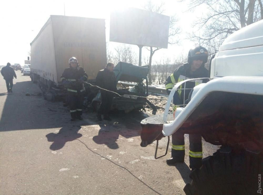 Под Одессой легковушка попала в смертельное ДТП: жуткие фото