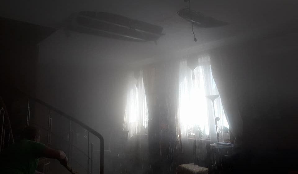 Квартиру відомого письменника в центрі Києва залило окропом, а стеля впала: фото та відео