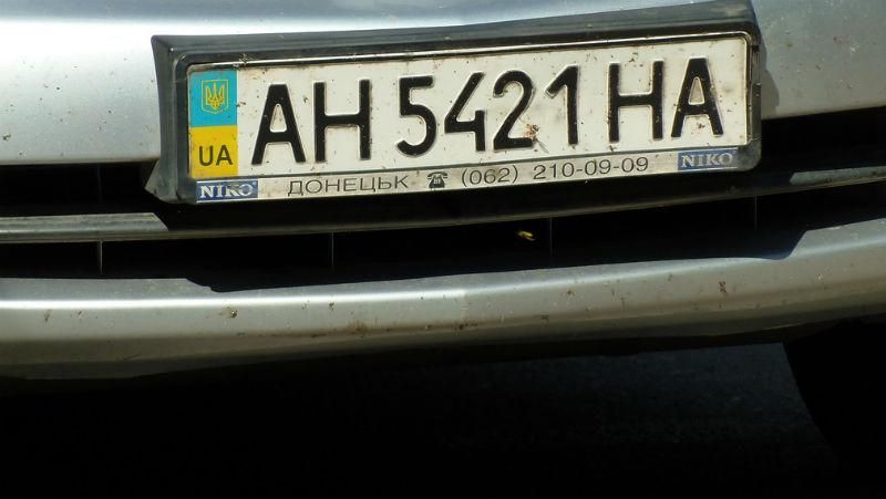 В России "чиновника" "ДНР" заставили поменять номера на украинские
