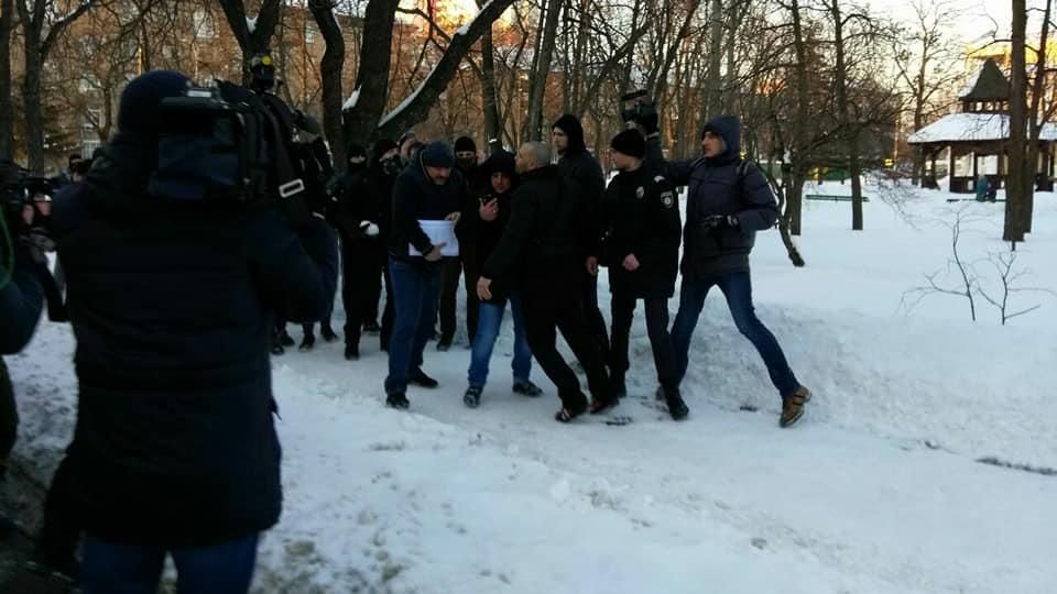 Активисты встретили выход Крысина из суда плевками и пинками: фото, видео