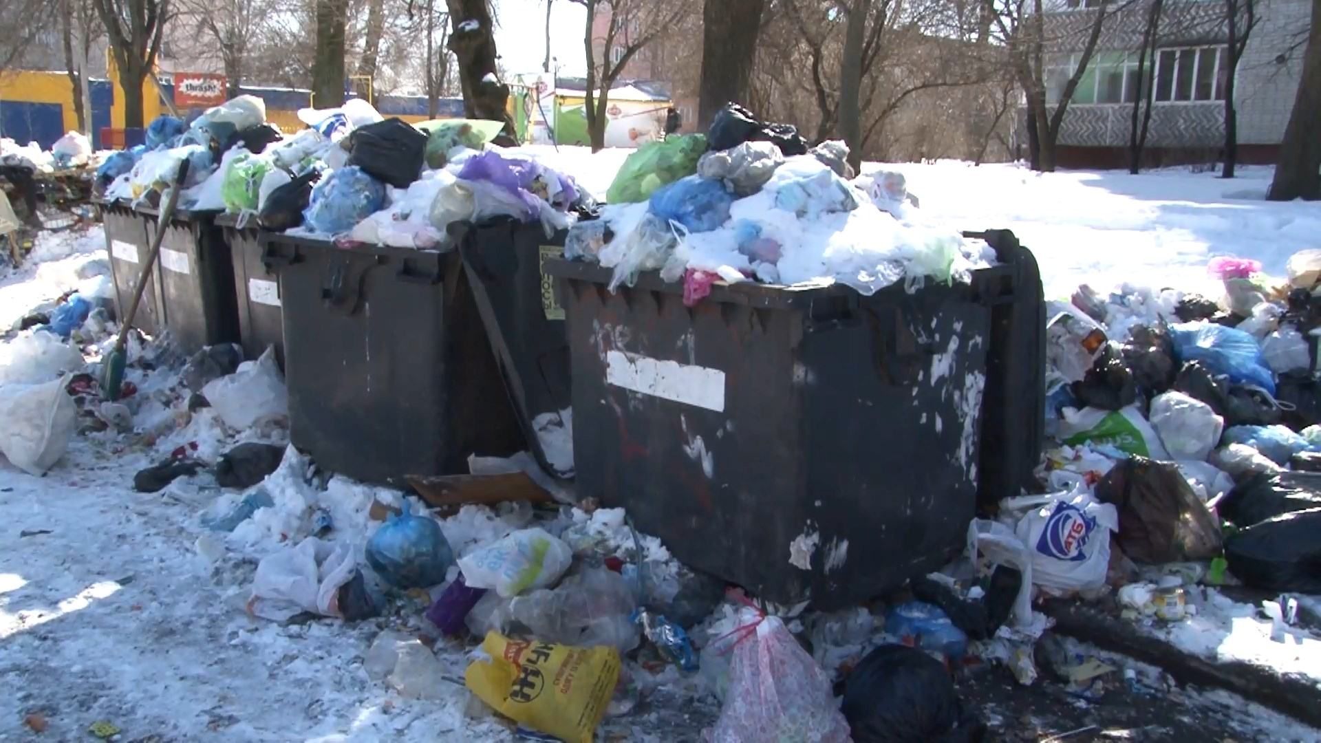 На пороге экологической катастрофы: в Черкассах почти неделю не вывозят мусор