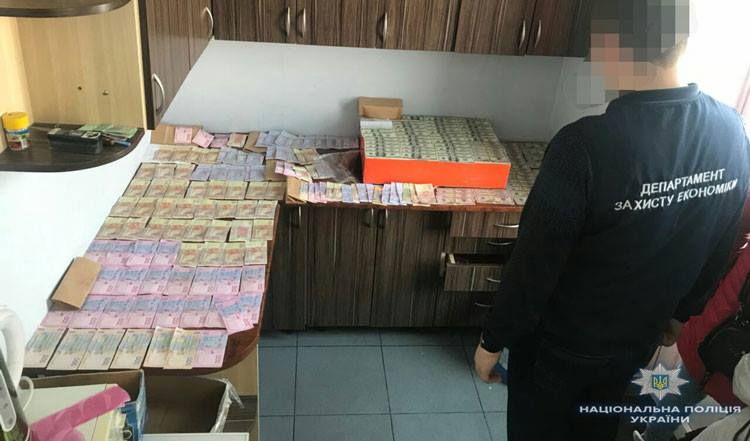 Сотрудницу "Укртрансбезопасности" и ее мужа задержали на взятке во Львове Сотрудницу "Укртрансбезопасности" и ее мужа задержали на взятке во Львове