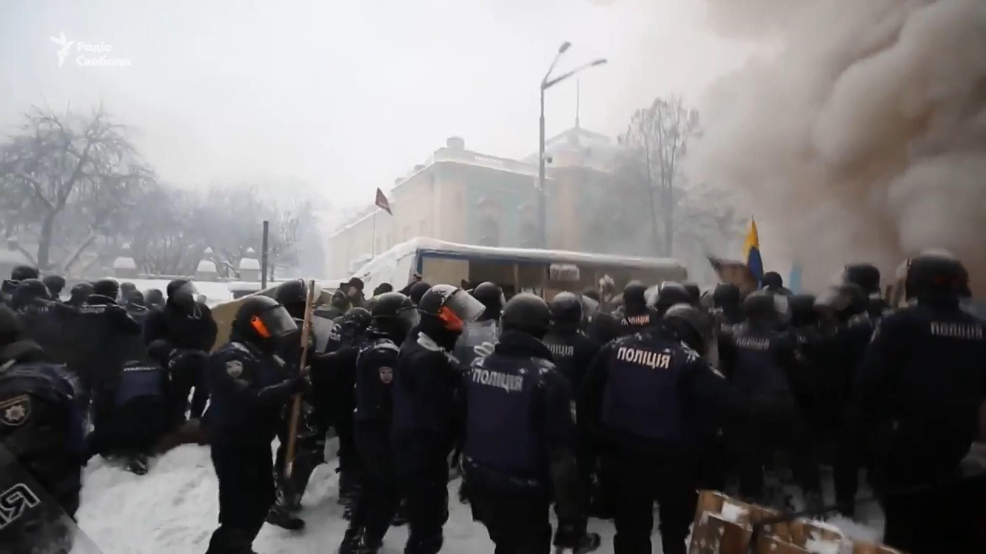 Поліцейський, який застосував газ проти журналіста біля Верховної Ради, відсторонений 